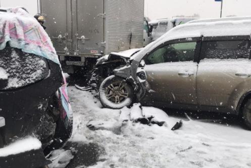 俄罗斯远东地区遭暴风雪袭击 48车连环相撞12人伤